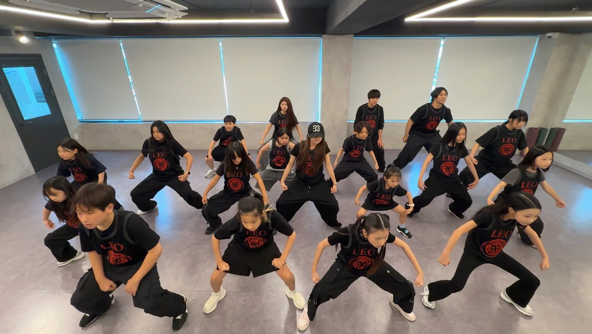 레오댄스 스튜디오 단체 수업 장면